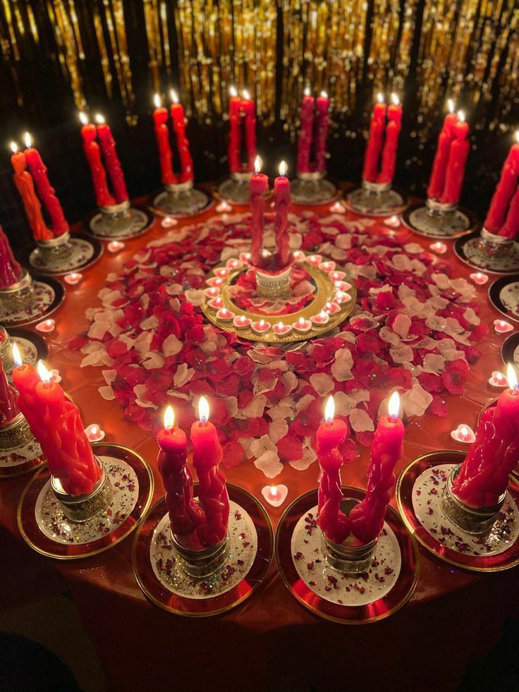 Ritual lunar com velas vermelhas e pétalas de rosas