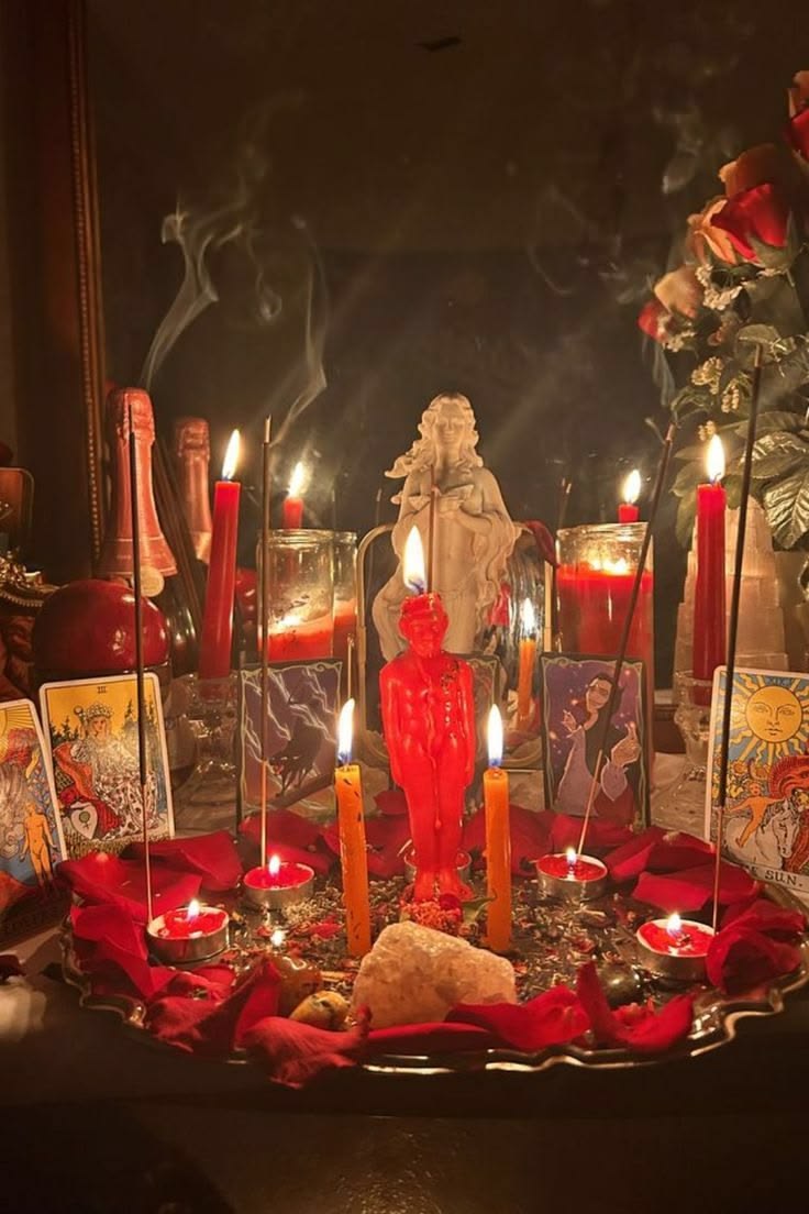 Ritual solar com velas, cartas e elementos espirituais