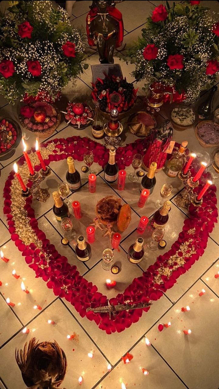 Ritual energético em formato de coração com rosas e velas